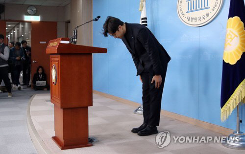 고개 숙이는 민주당 영입인재 2호 원종건(사진=연합뉴스)